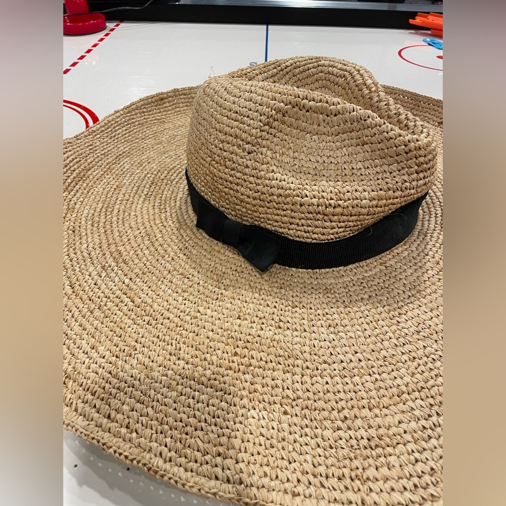 J.Crew womens Floppy Extra Wide Brim packable hat - size M-L - 100% raffia straw